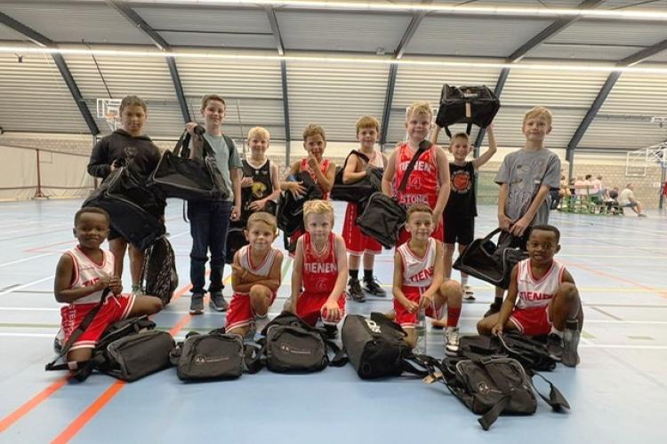 Fiscloud schenkt sporttassen aan U8 & U10B